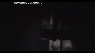 Ξανθιά κοπέλα βιντεοσκοπήθηκε κρυφά από ηδονοβλεψία της γειτονιάς κρυμμένο πίσω από κούφια τούβλα