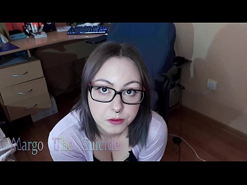 ❤️ Σέξι κορίτσι με γυαλιά πιπιλίζει Dildo βαθιά στην κάμερα ❤️ Πόρνο vk ️❤